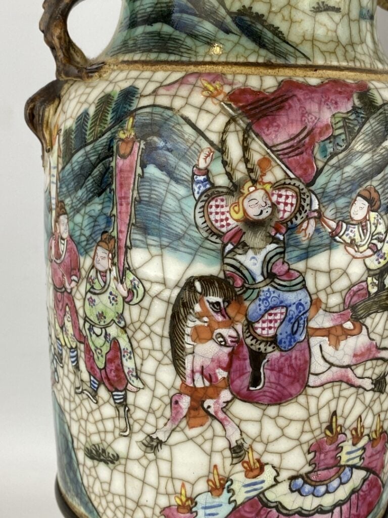 Paire de vases balustres composés en porcelaine craquelée céladonnée, de Canton…