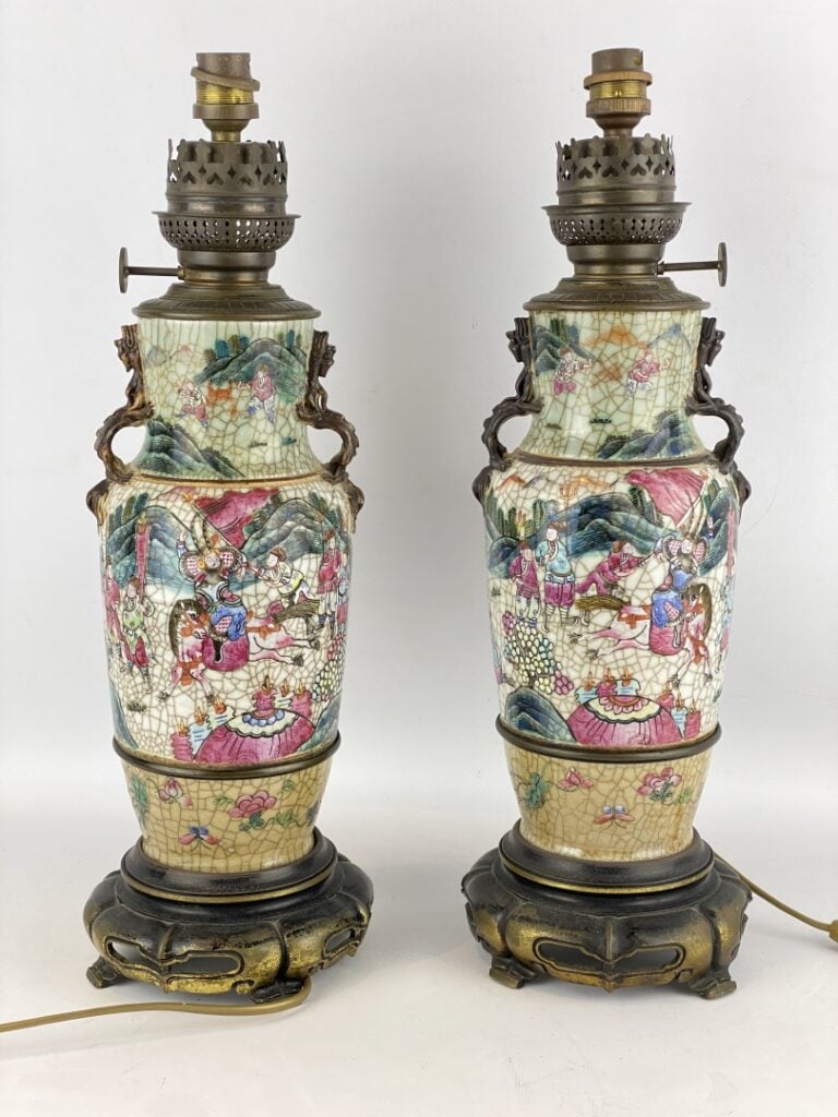 Paire de vases balustres composés en porcelaine craquelée céladonnée, de Canton…