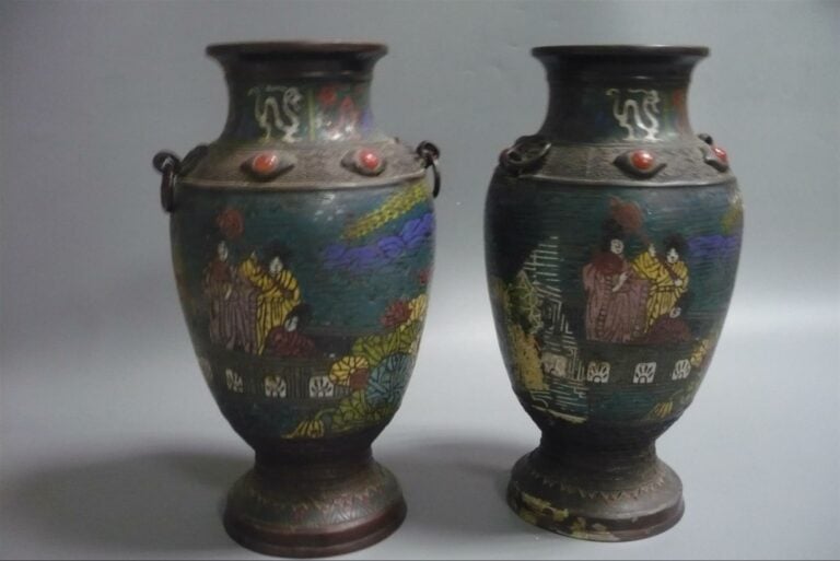 PAIRE DE VASES BALUSTRES EN BRONZE CLOISONNÉ - MARQUÉS - l'épaulement flanqué d…