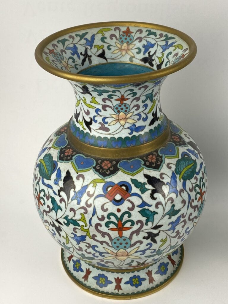 Paire de vases balustres en bronze et émaux cloisonnés polychromes sur fond bla…