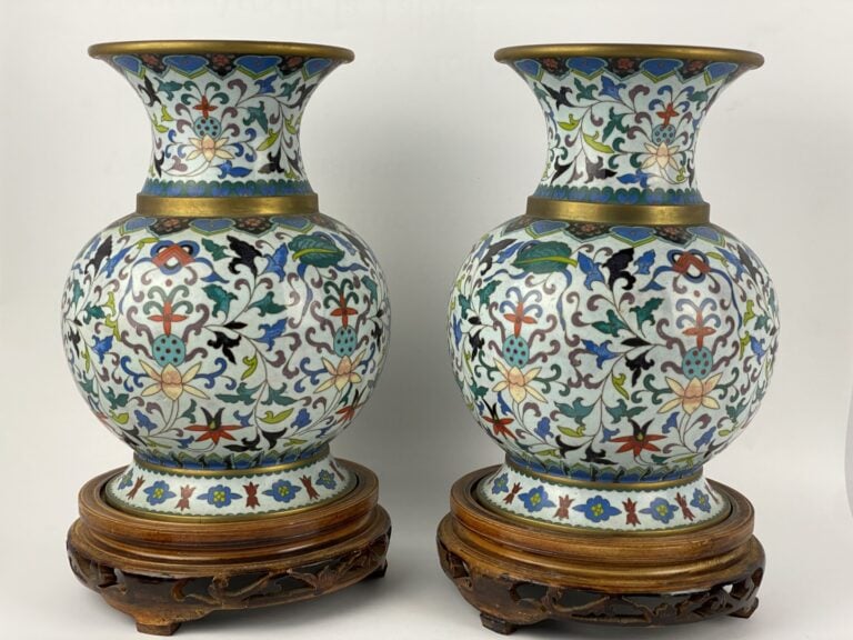 Paire de vases balustres en bronze et émaux cloisonnés polychromes sur fond bla…