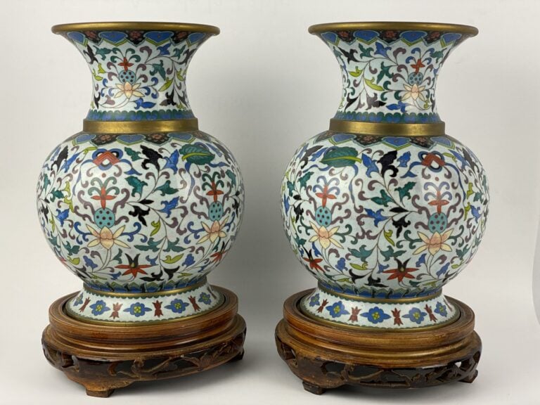 Paire de vases balustres en bronze et émaux cloisonnés polychromes sur fond bla…