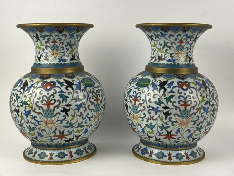 Paire de vases balustres en bronze et émaux cloisonnés polychromes sur fond bla…