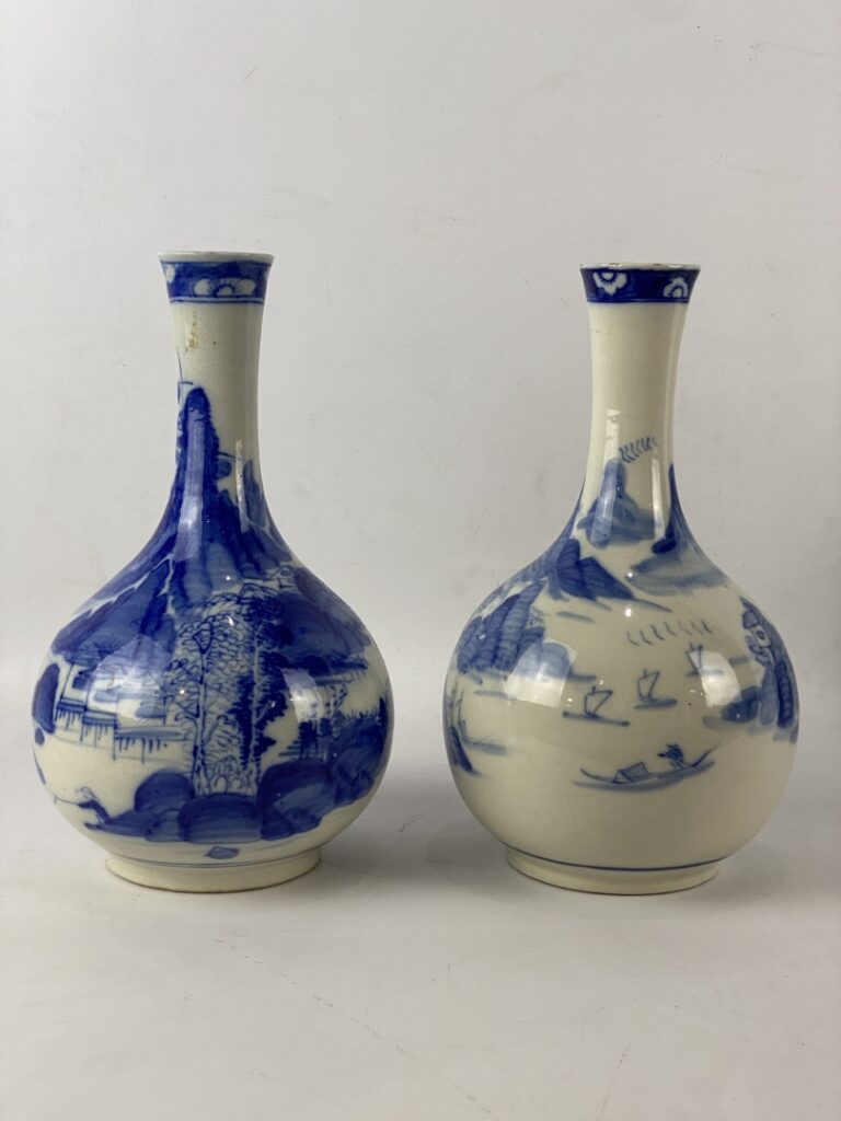 Paire de vases balustres en porcelaine bleu blanc - A décor de paysages lacustr…