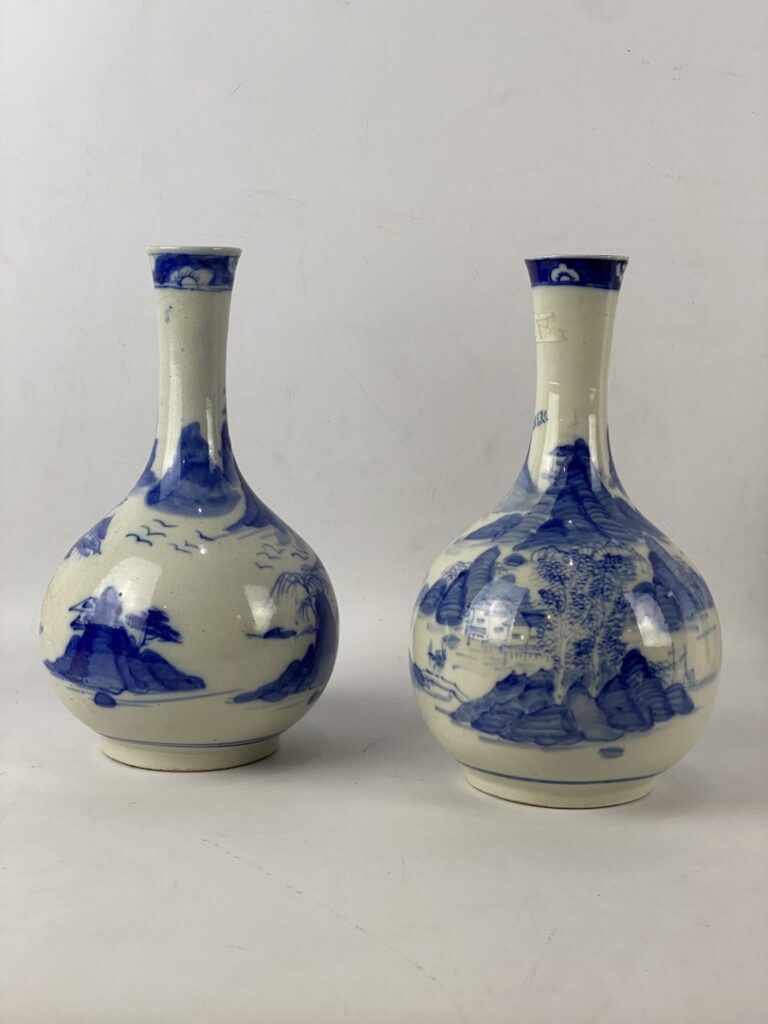 Paire de vases balustres en porcelaine bleu blanc - A décor de paysages lacustr…