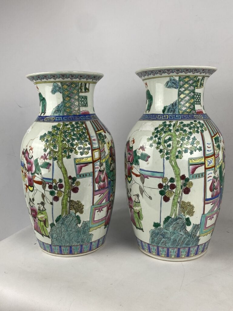 Paire de vases balustres en porcelaine et émaux dans le goût de la "Famille Ros…