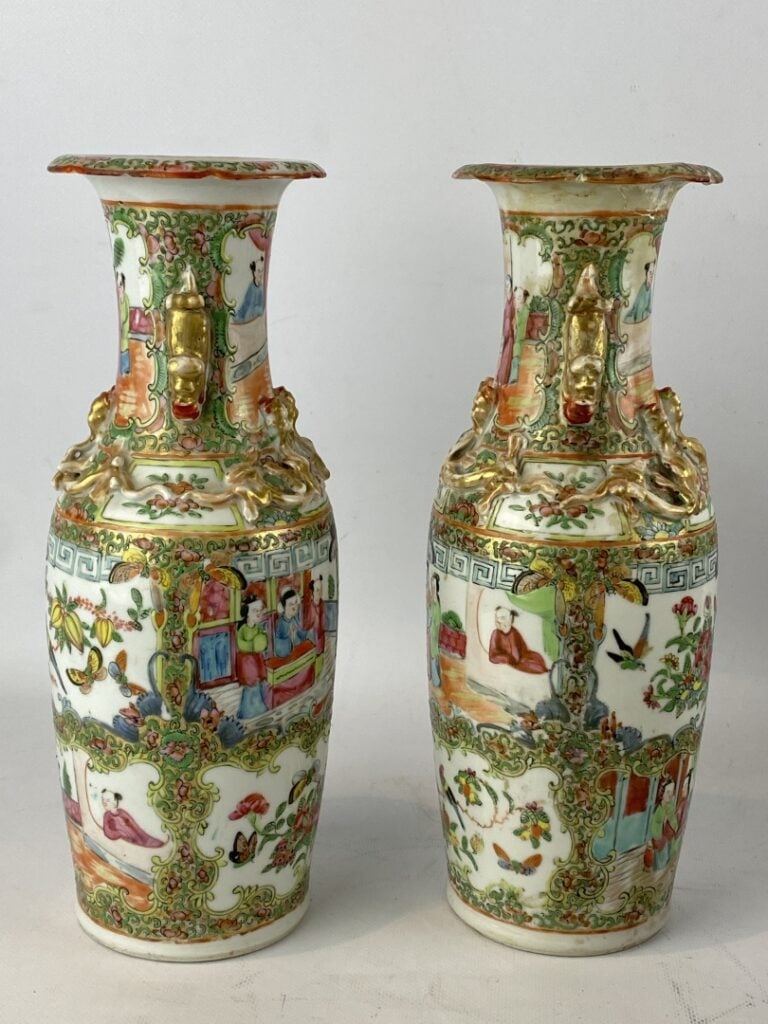 Paire de vases balustres en porcelaine et émaux de Canton - Chine - A décor de…