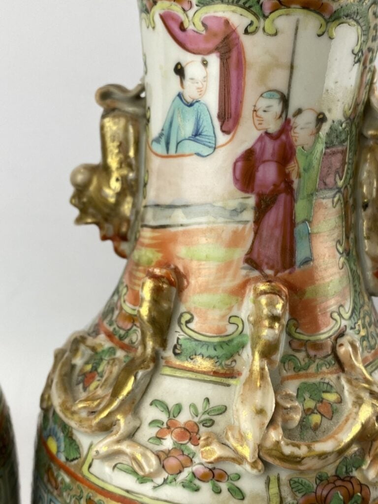 Paire de vases balustres en porcelaine et émaux de Canton - Chine - A décor de…