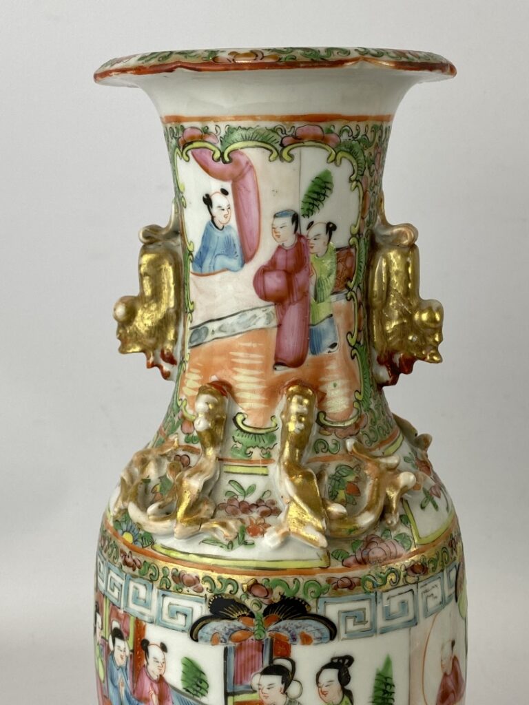 Paire de vases balustres en porcelaine et émaux de Canton - Chine - A décor de…