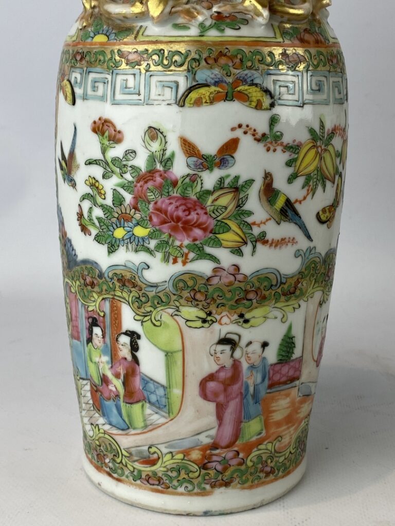 Paire de vases balustres en porcelaine et émaux de Canton - Chine - A décor de…
