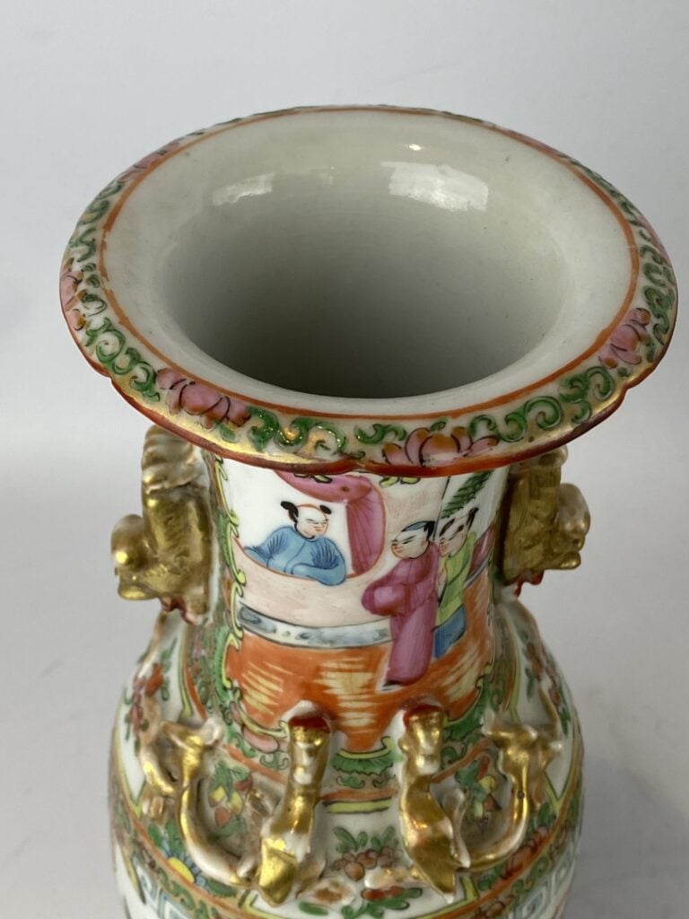 Paire de vases balustres en porcelaine et émaux de Canton - Chine - A décor de…