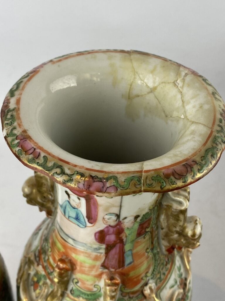 Paire de vases balustres en porcelaine et émaux de Canton - Chine - A décor de…