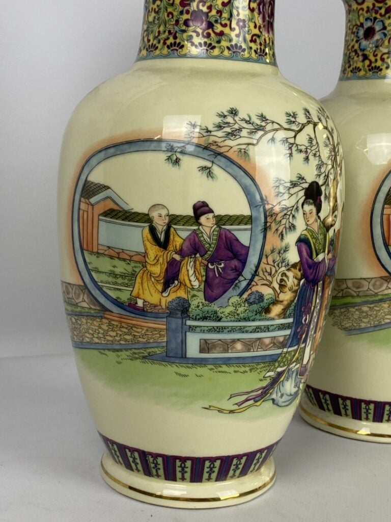 Paire de vases balustres en porcelaine polychrome à décor de geisha sur fond de…