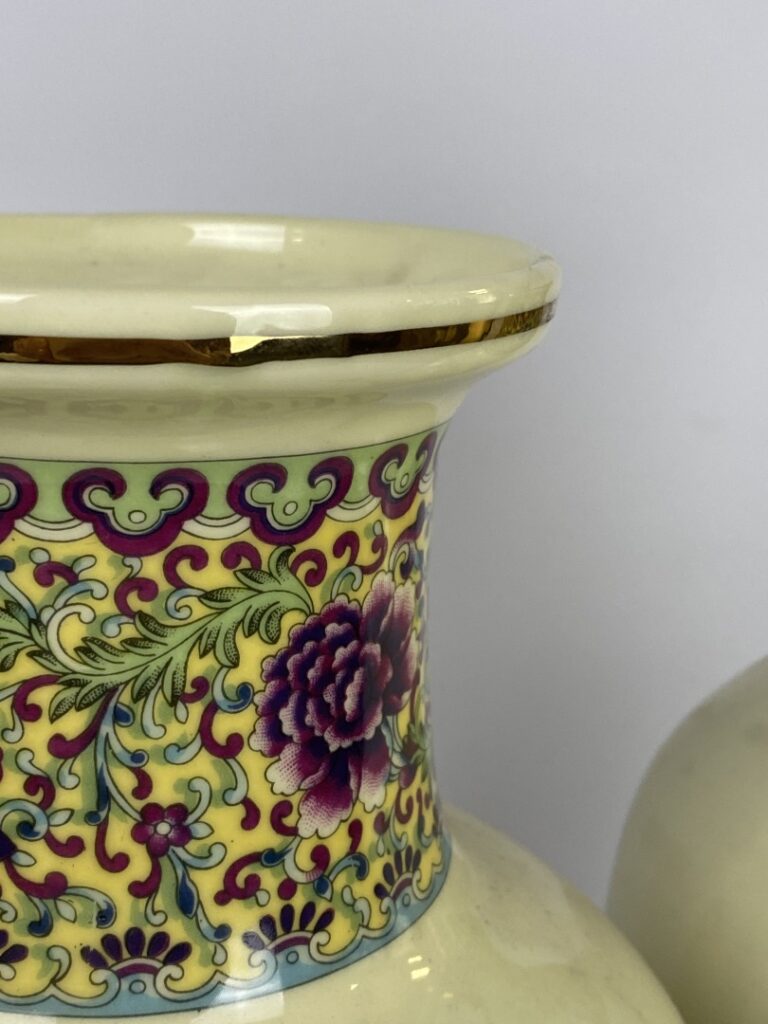 Paire de vases balustres en porcelaine polychrome à décor de geisha sur fond de…