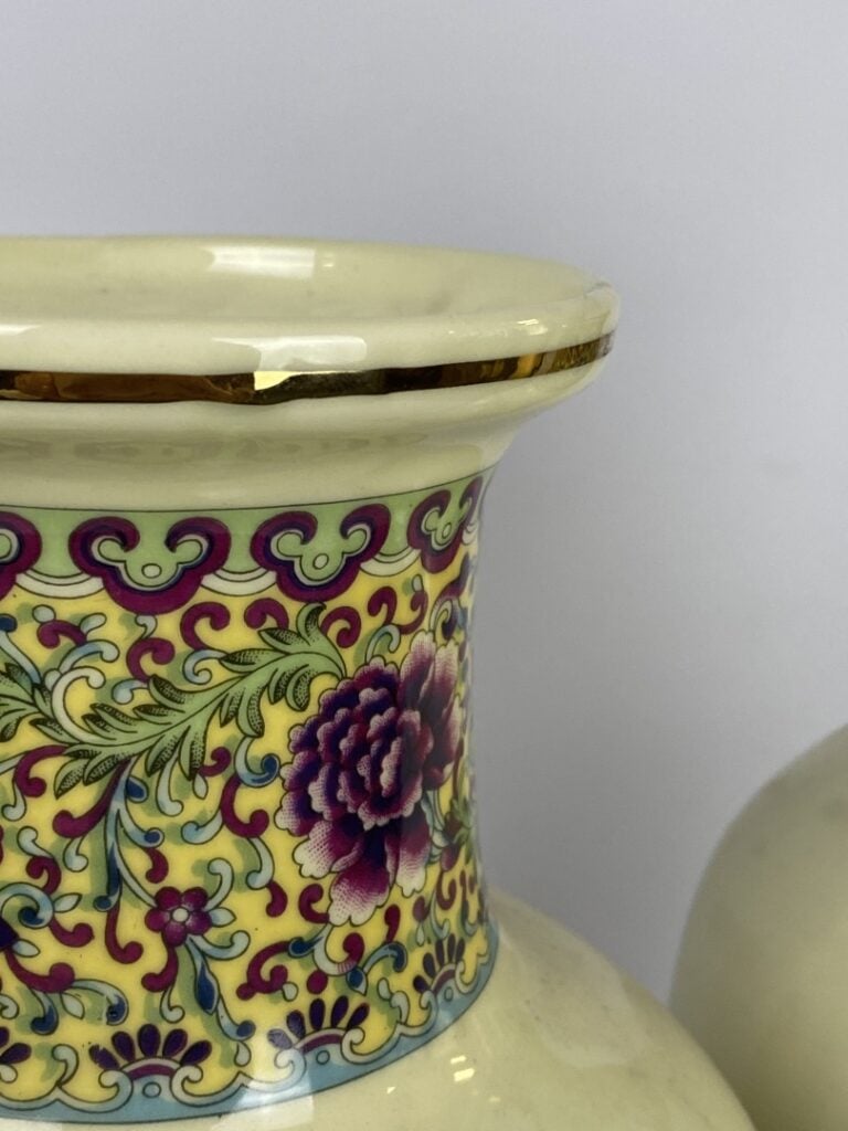 Paire de vases balustres en porcelaine polychrome à décor de geisha sur fond de…