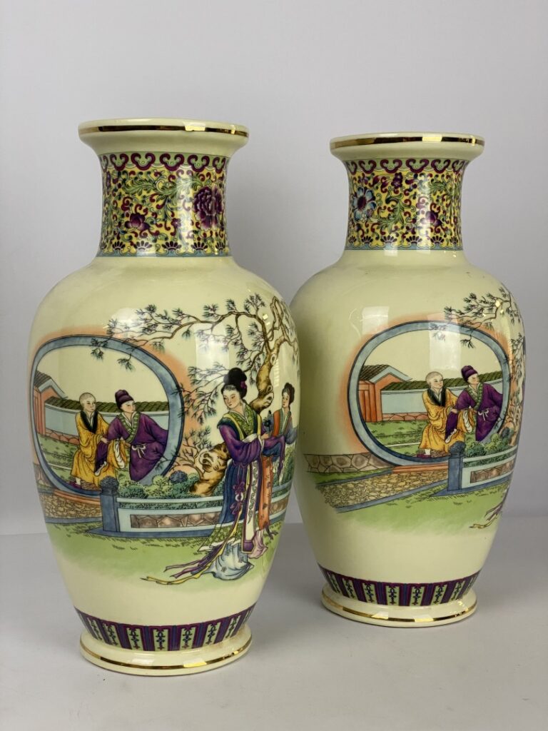 Paire de vases balustres en porcelaine polychrome à décor de geisha sur fond de…