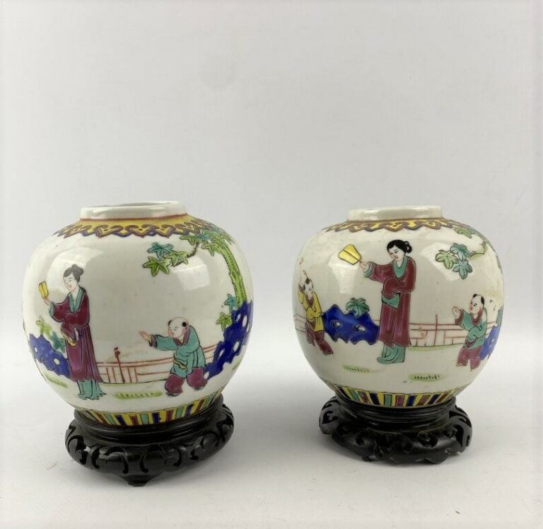 Paire de vases boules en porcelaine à décor polychrome d'une scène animée d'enf…