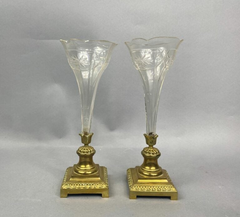 Paire de vases cornet en verre taillé à bord polylobé reposant sur une base à m…
