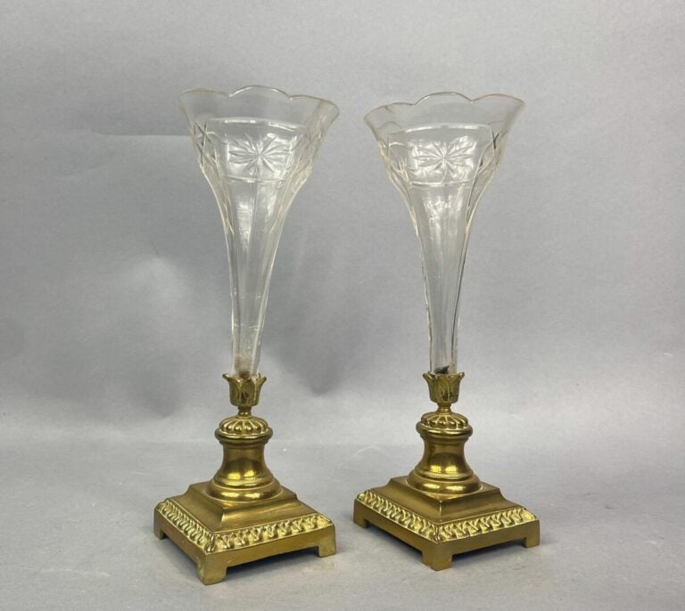 Paire de vases cornet en verre taillé à bord polylobé reposant sur une base à m…