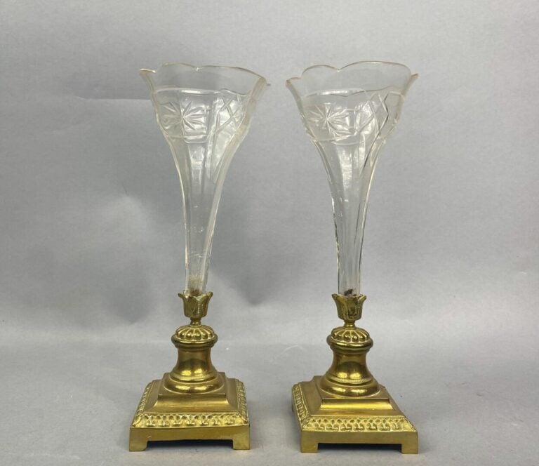 Paire de vases cornet en verre taillé à bord polylobé reposant sur une base à m…