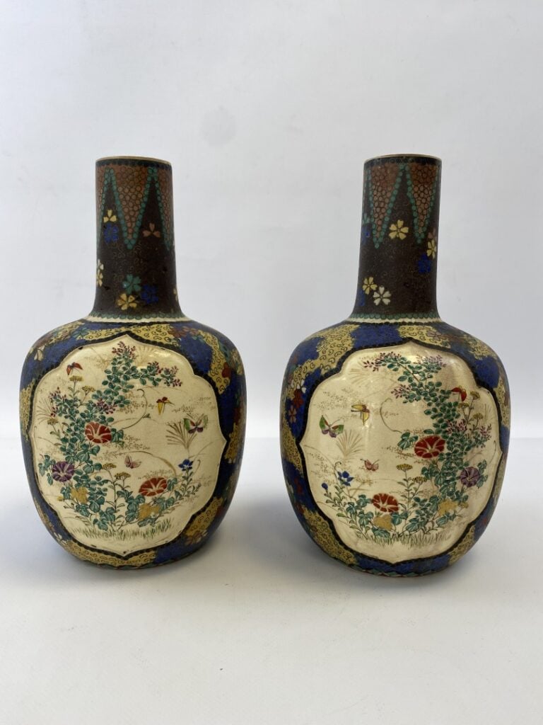 PAIRE DE VASES DE FORME BOUTEILLE EN PORCELAINE EMAILLEE, SATSUMA - Japon - A l…