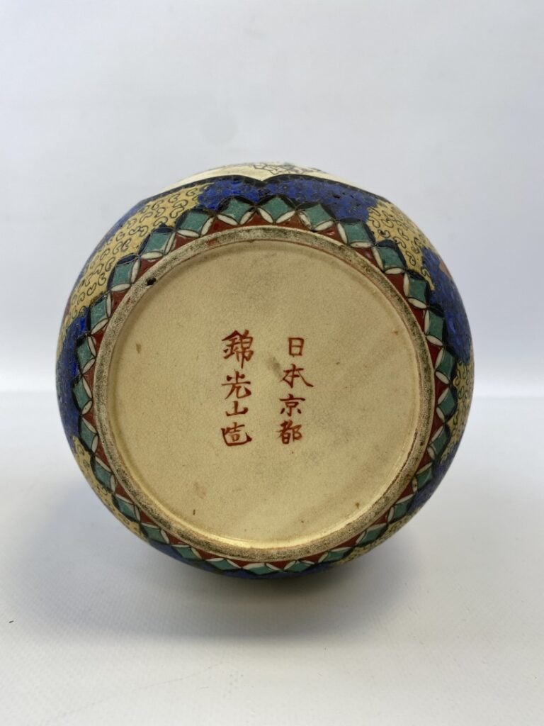 PAIRE DE VASES DE FORME BOUTEILLE EN PORCELAINE EMAILLEE, SATSUMA - Japon - A l…