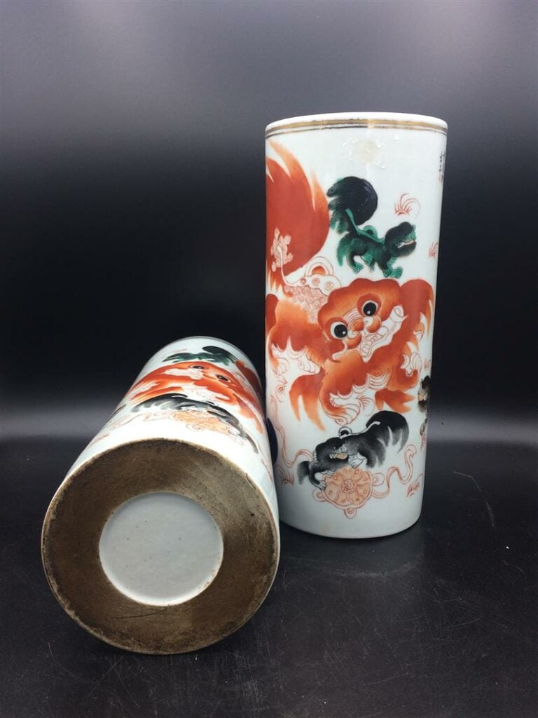 Paire de vases de forme rouleau orné d'un lion bouddhique/Fu. - (usures) - Haut…