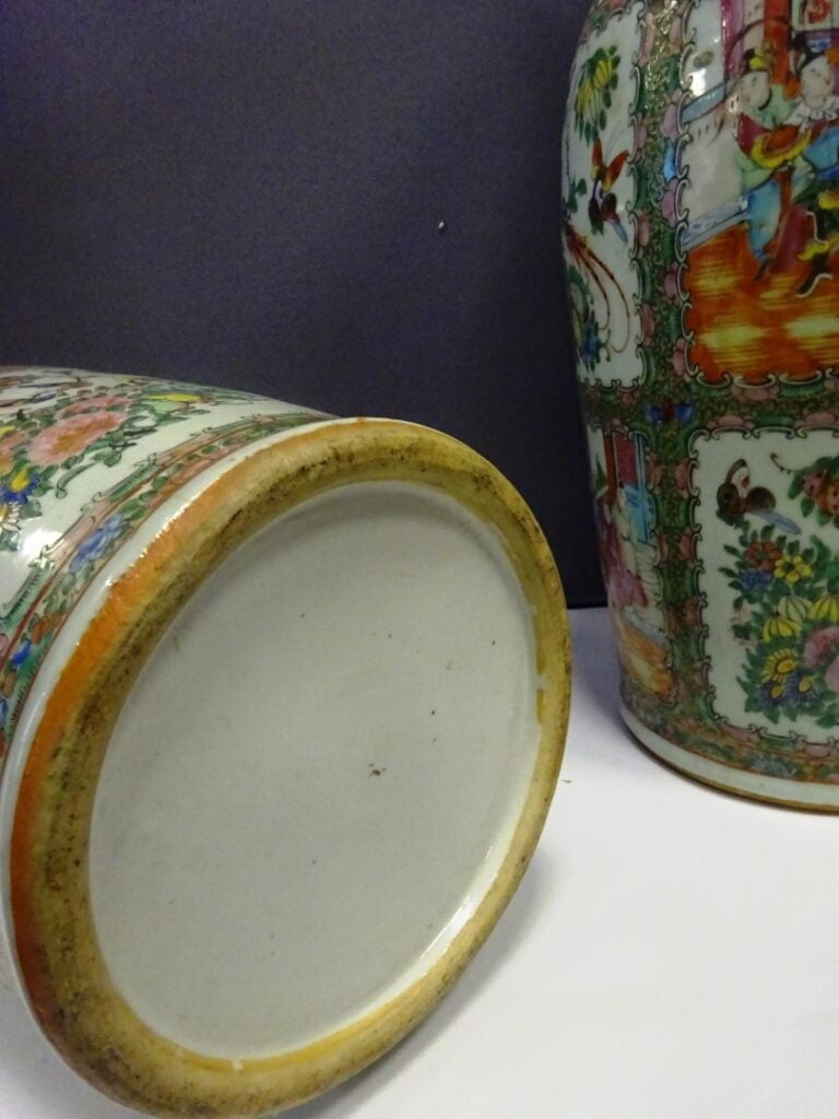 PAIRE DE VASES DITS QUEUE DE PHENIX EN PORCELAINE DE CANTON, FENGWEIZUN - Chine…
