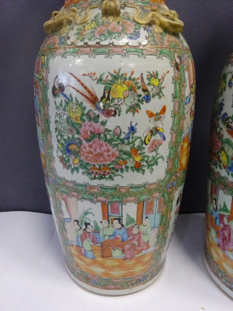 PAIRE DE VASES DITS QUEUE DE PHENIX EN PORCELAINE DE CANTON, FENGWEIZUN - Chine…