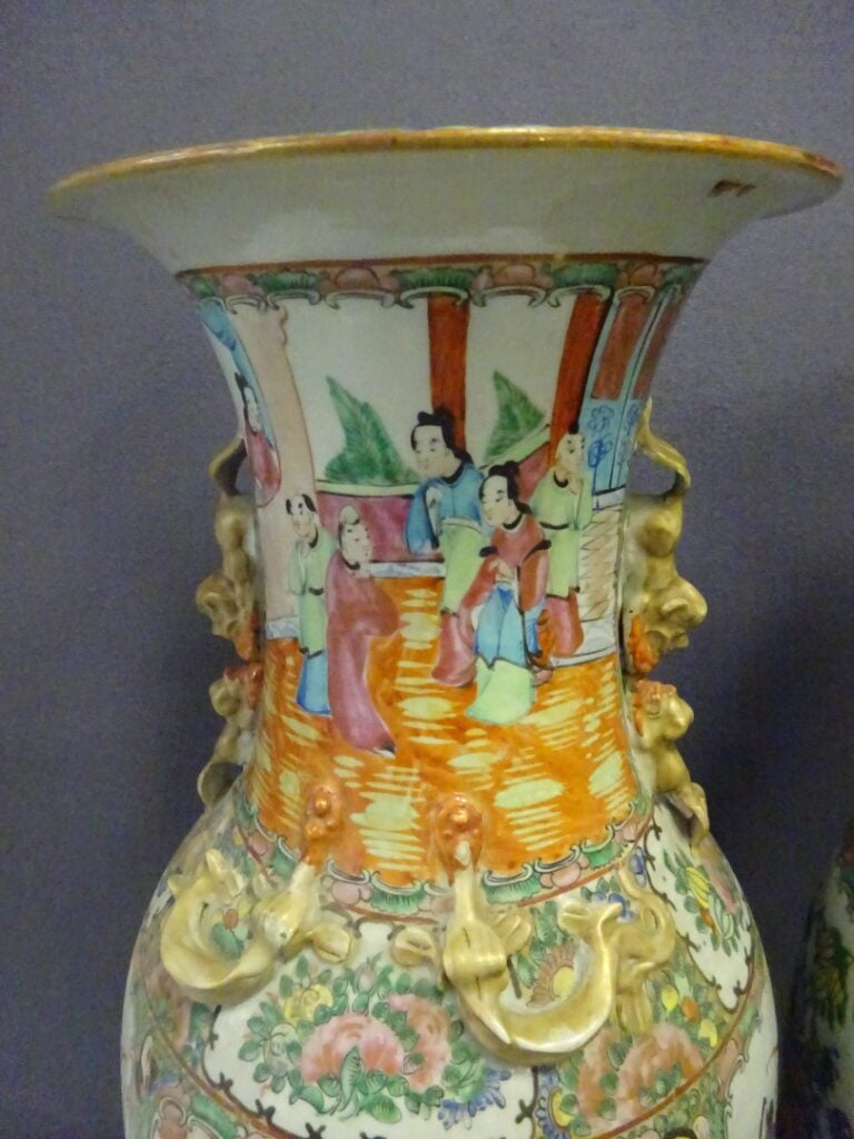 PAIRE DE VASES DITS QUEUE DE PHENIX EN PORCELAINE DE CANTON, FENGWEIZUN - Chine…