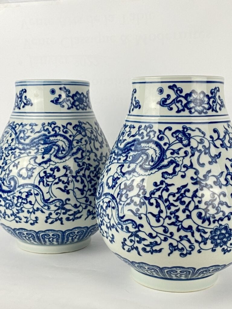 Paire de vases en céramique bleu blanc aux dragons - Chine, Moderne - A décor d…