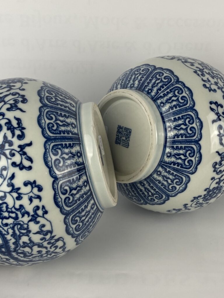Paire de vases en céramique bleu blanc aux dragons - Chine, Moderne - A décor d…