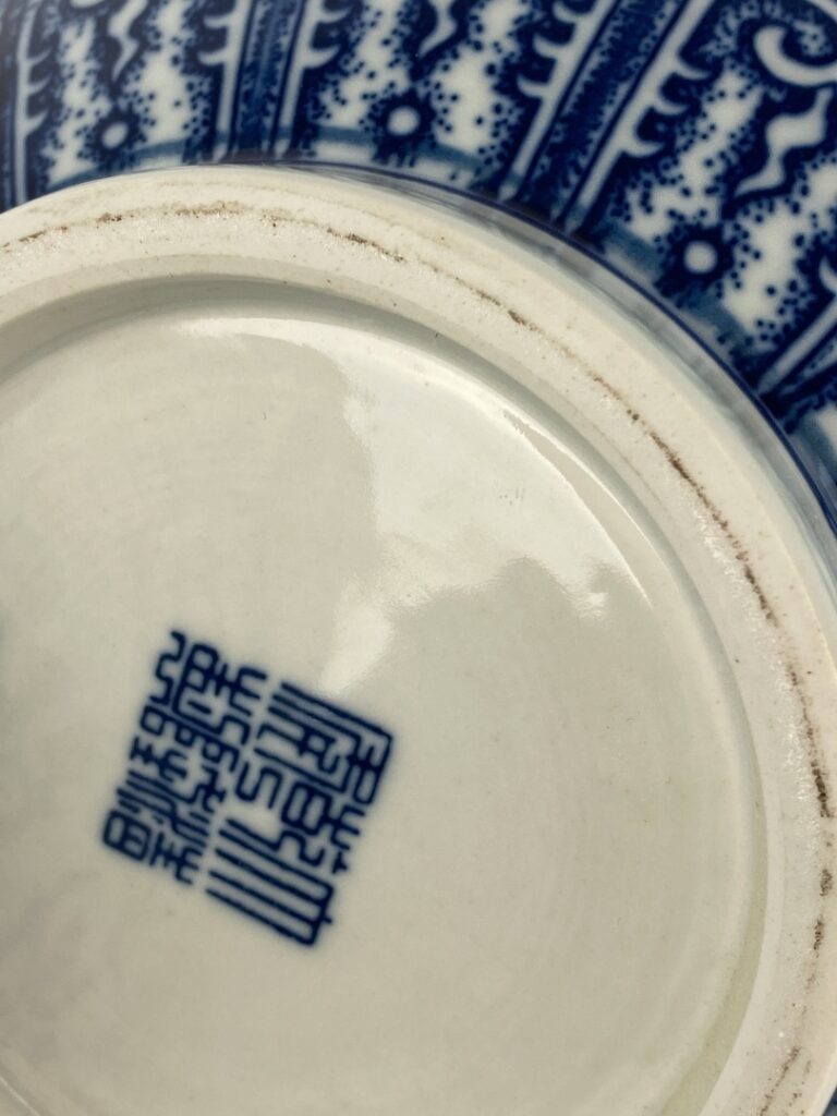 Paire de vases en céramique bleu blanc aux dragons - Chine, Moderne - A décor d…