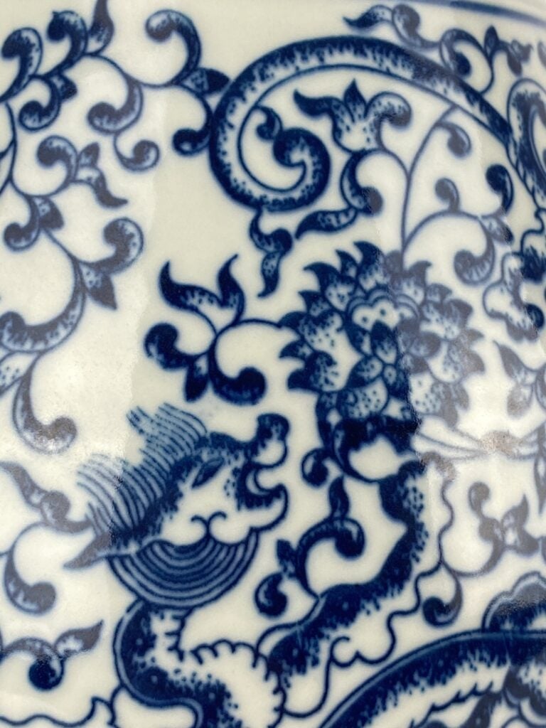 Paire de vases en céramique bleu blanc aux dragons - Chine, Moderne - A décor d…