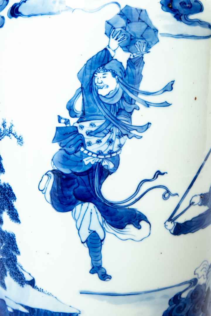 Paire de vases en céramique bleu blanc - Chine - A décor de cavaliers au sein d…