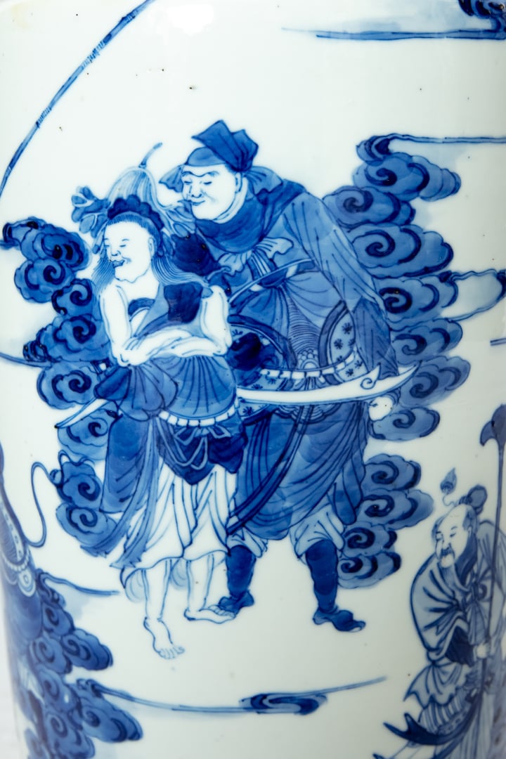 Paire de vases en céramique bleu blanc - Chine - A décor de cavaliers au sein d…