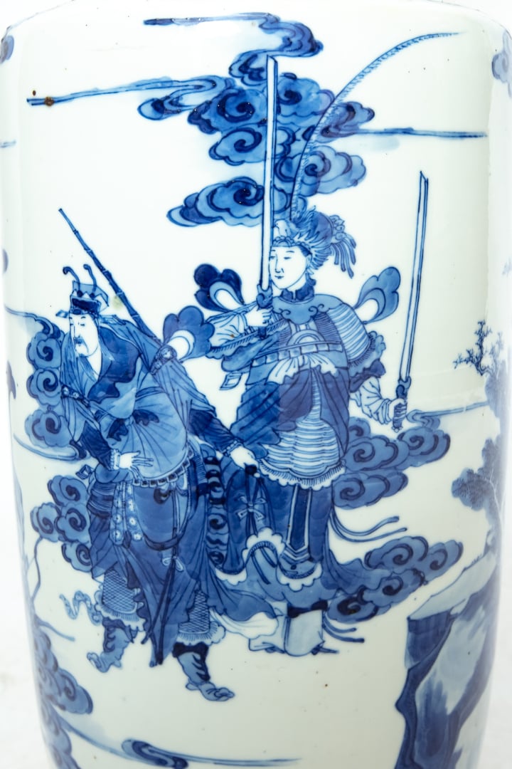 Paire de vases en céramique bleu blanc - Chine - A décor de cavaliers au sein d…