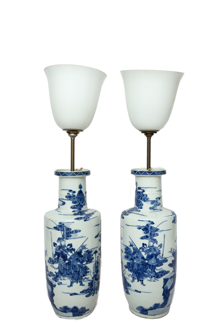 Paire de vases en céramique bleu blanc - Chine - A décor de cavaliers au sein d…