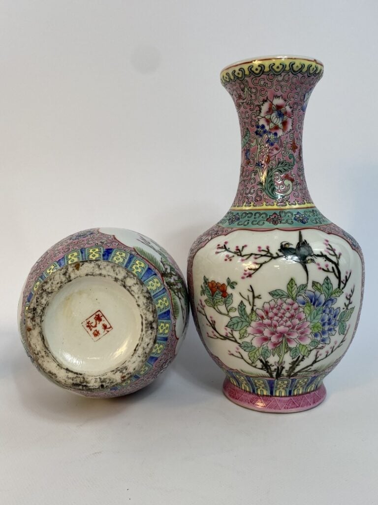 PAIRE DE VASES EN CERAMIQUE DANS LE GOUT DE LA FAMILLE ROSE - Chine - Conçu en…