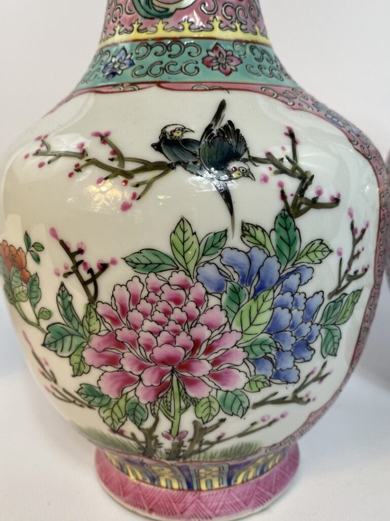 PAIRE DE VASES EN CERAMIQUE DANS LE GOUT DE LA FAMILLE ROSE - Chine - Conçu en…