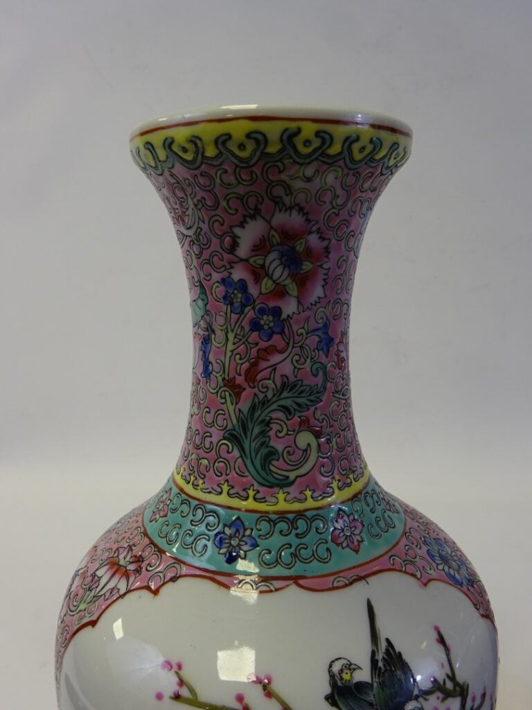 PAIRE DE VASES EN CERAMIQUE DANS LE GOUT DE LA FAMILLE ROSE - Chine - Conçu en…