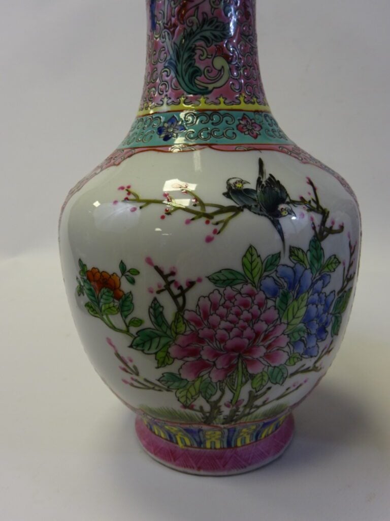 PAIRE DE VASES EN CERAMIQUE DANS LE GOUT DE LA FAMILLE ROSE - Chine - Conçu en…
