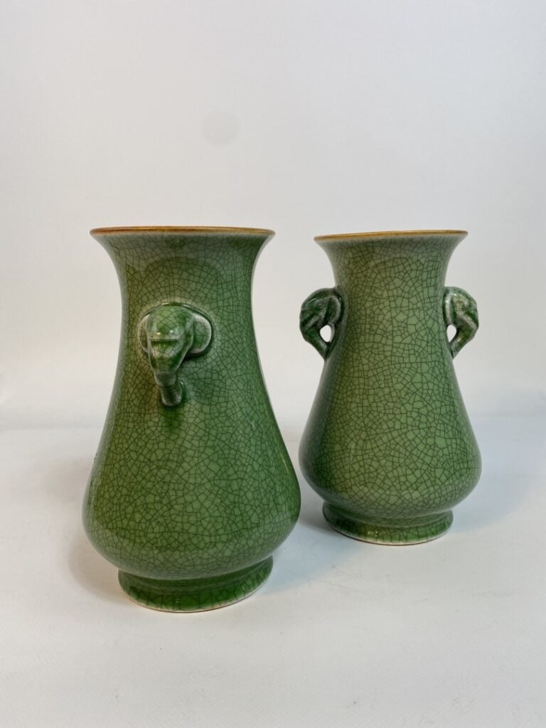 PAIRE DE VASES EN CERAMIQUE EMAILLEE CRAQUELE VERT - Chine, XXe siècle - Paire…