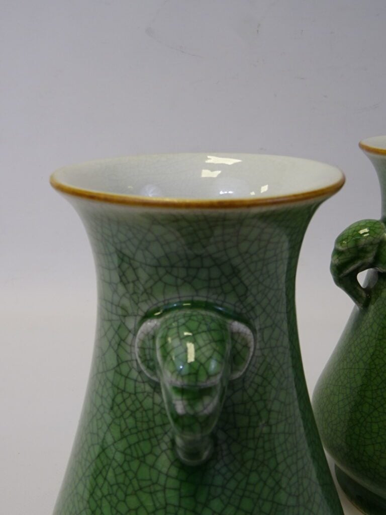 PAIRE DE VASES EN CERAMIQUE EMAILLEE CRAQUELE VERT - Chine, XXe siècle - Paire…