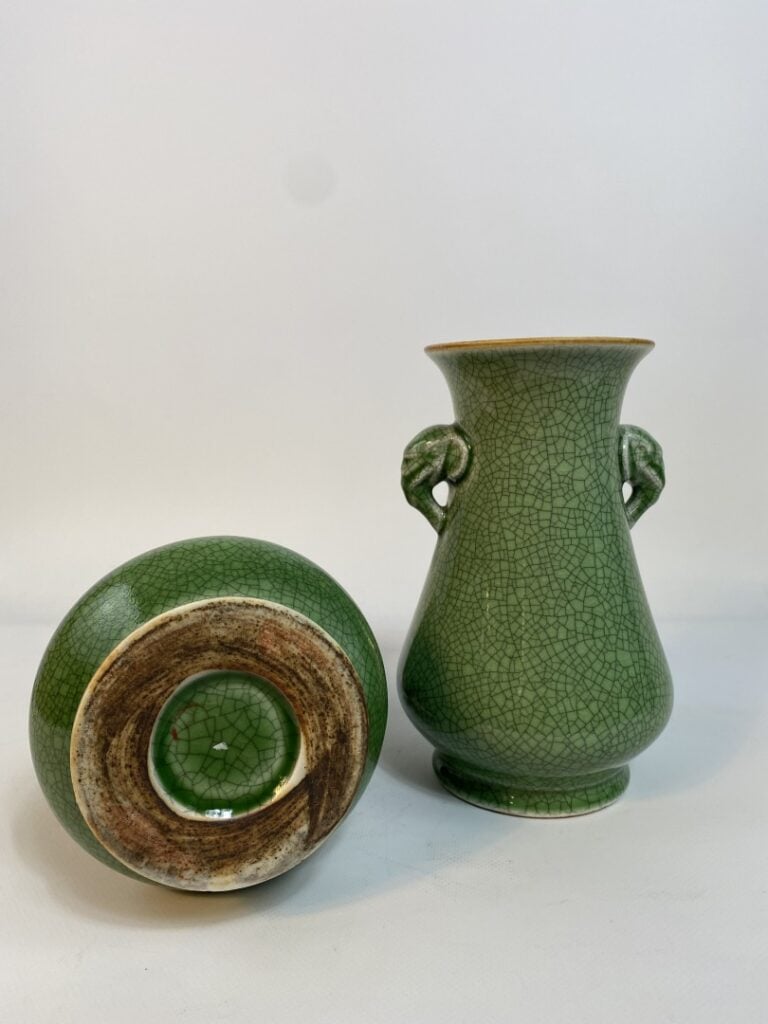 PAIRE DE VASES EN CERAMIQUE EMAILLEE CRAQUELE VERT - Chine, XXe siècle - Paire…