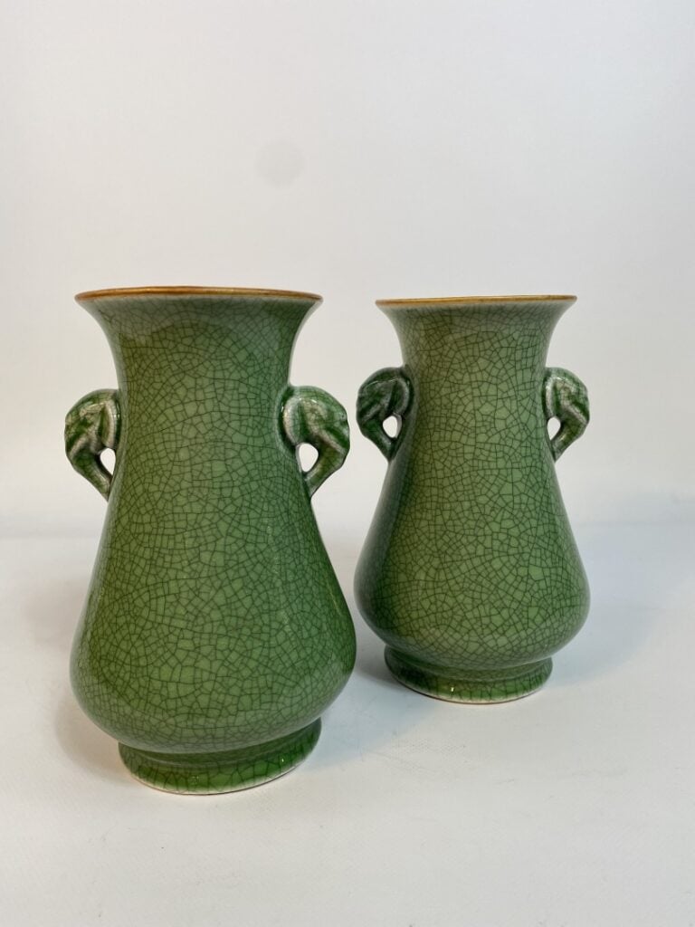 PAIRE DE VASES EN CERAMIQUE EMAILLEE CRAQUELE VERT - Chine, XXe siècle - Paire…