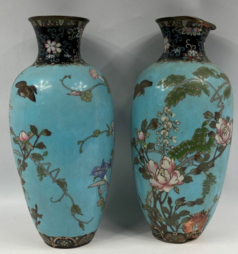 Paire de vases en cloisonnés à décor de branchages fleuris - (Fond percé) - H :…