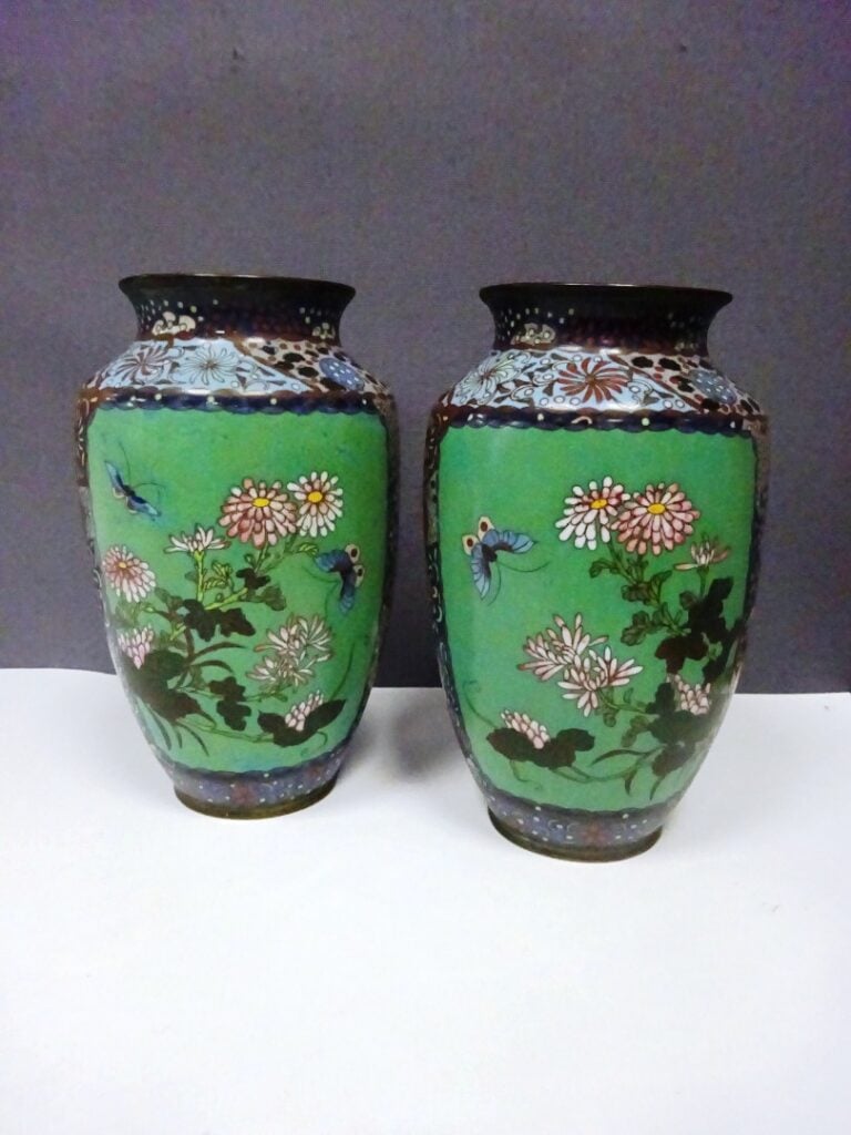 [-] PAIRE DE VASES EN EMAUX CLOISONNES - Japon - Sur fond vert d'eau s'inscrive…