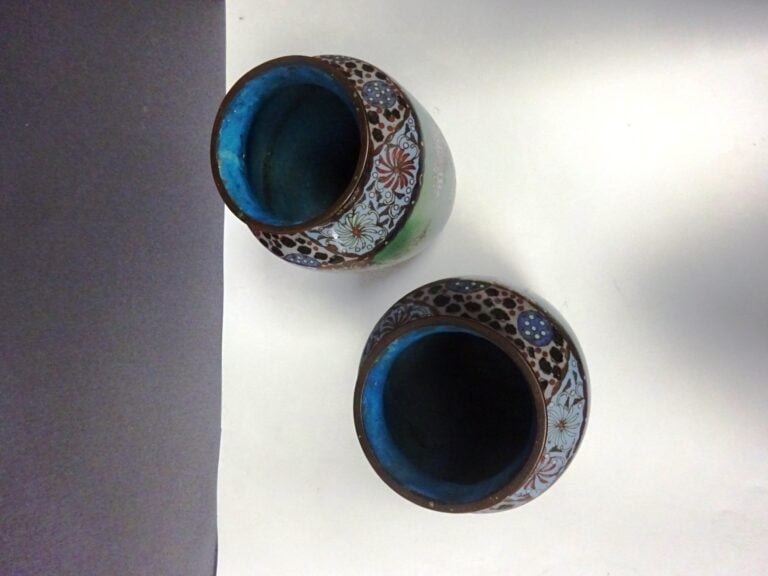 [-] PAIRE DE VASES EN EMAUX CLOISONNES - Japon - Sur fond vert d'eau s'inscrive…