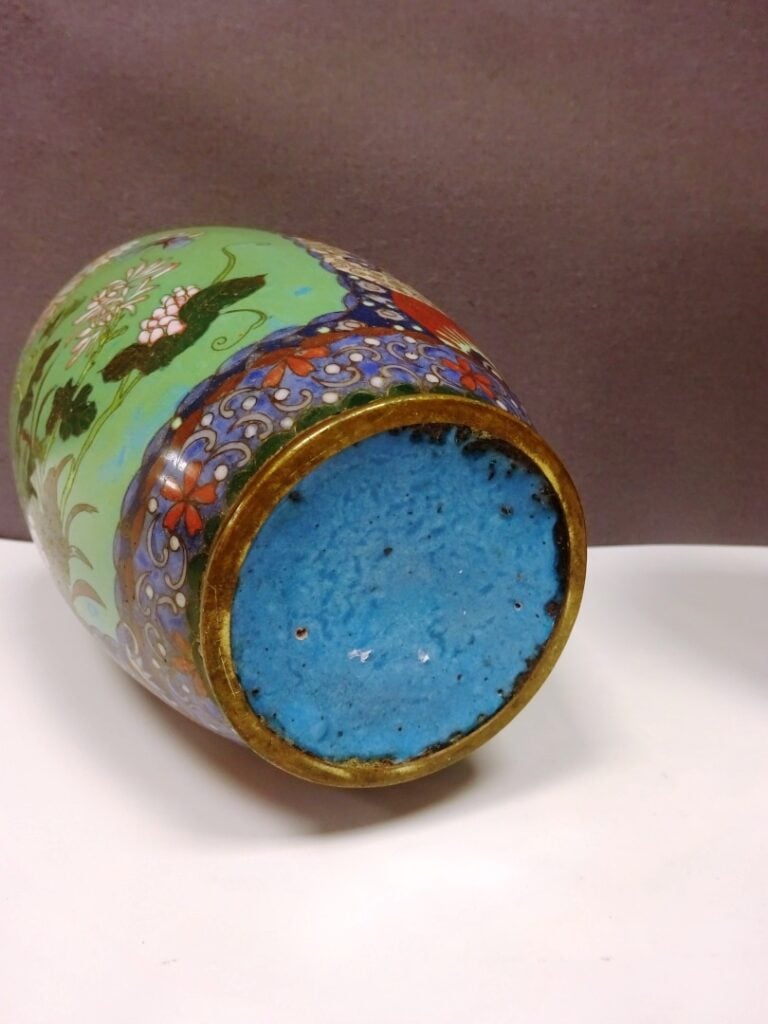 [-] PAIRE DE VASES EN EMAUX CLOISONNES - Japon - Sur fond vert d'eau s'inscrive…